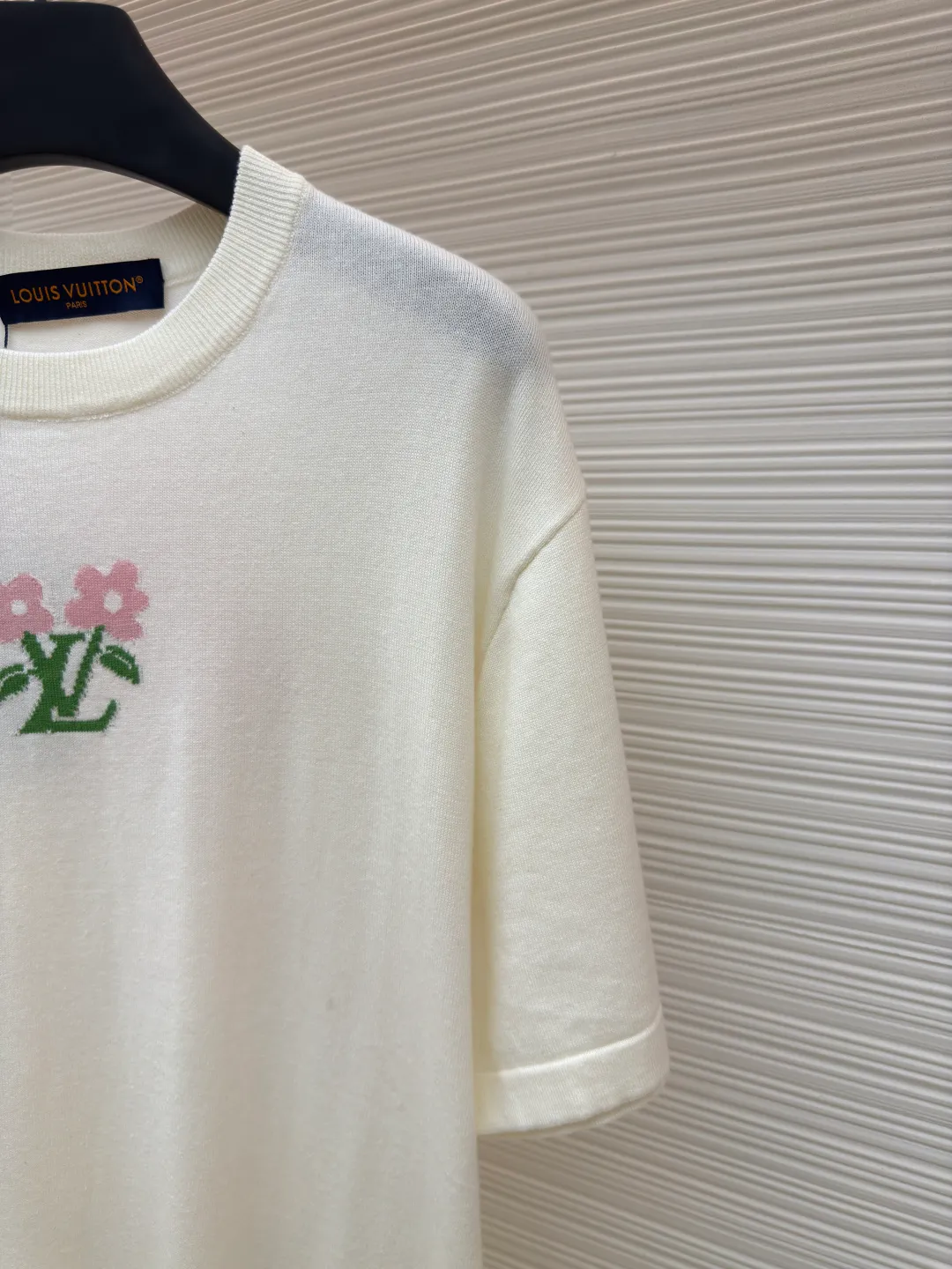 LOUIS VUITTON woolen short sleeves with floral logo ●Authentic product: Purchased and developed at 9250 ●Item number: 1680130-A55 ●Fabric: pure cotton fabric ●Technology: woolen fabric ●Version: fitted version ●Weight: about 258 grams ●Size: XS-S-M-L ●Description: Knitting is carried out using a Stoll 14-needle ultra-fine machine imported from Germany worth 47W. It is knitted at a parallel and even speed with reference to the original single-sided partial mesh bottom hanging wool structure. Each piece takes 270 minutes. During the weaving, 16 sand spits are used to alternately knit back and forth. The number of knitting rows for a single front garment hanging wool is as high as 6352. The newly woven garment has so many knots that it requires It requires pure manual thread picking, knot head inspection, random inspection before seam picking, washing, original main label, wash mark, details down to the height of the wash mark, stitching method, and final ironing. Only after a general inspection can it be packaged and shipped. It is not like those ordinary computerized flat knitting machines. In order to rush the goods, the speed is turned to the limit, and the stitches of the knitted garments are different in size, code, and patterns. The overall wiring is straight and delicate, the fabric is comfortable and soft, and the color is consistent without color difference. It can be matched with the same style to create a fashionable look and control various occasions. Customized accessories, complete with three standards, same style for men and women!